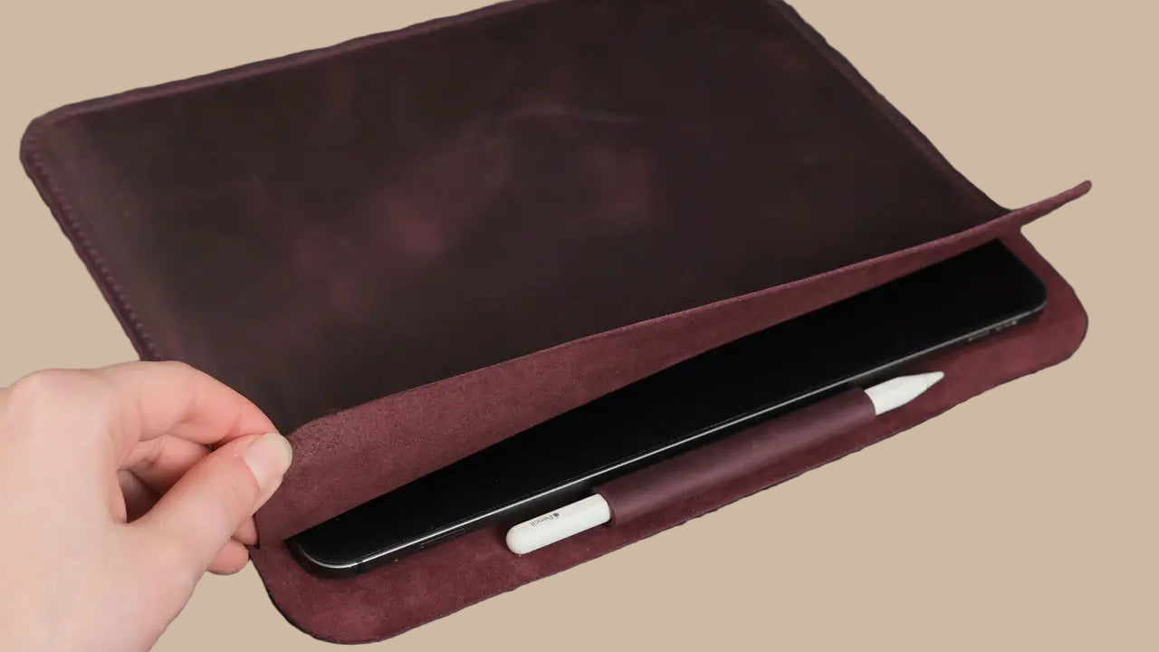 Minimalist iPad case including pencil