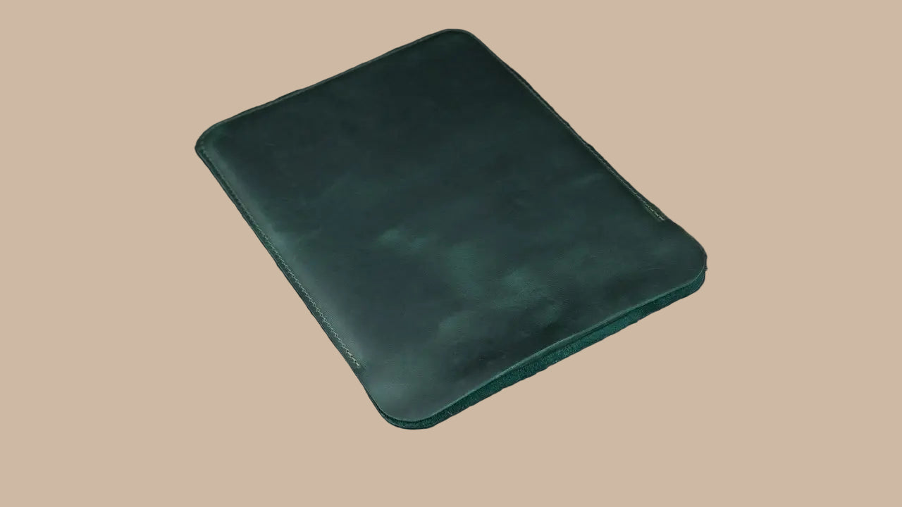 Minimalist iPad case including pencil