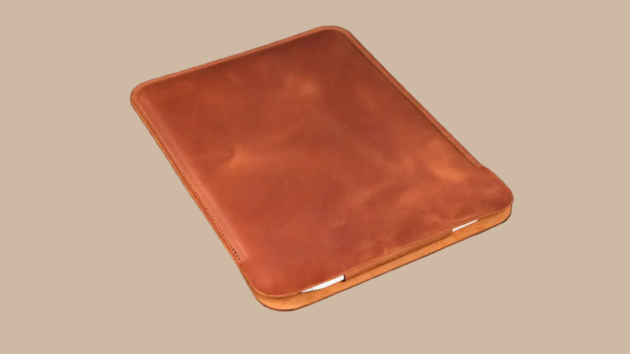 Minimalist iPad case including pencil